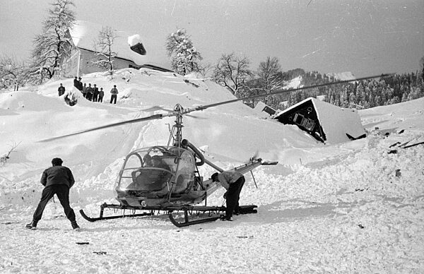 Ein Rettungshubschrauber auf einem provisorischen Landeplatz bei Blons, 1954