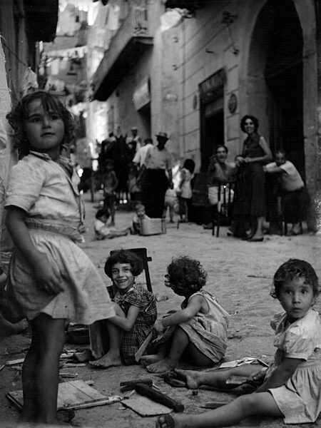 Kinder auf einer Straße in Rom