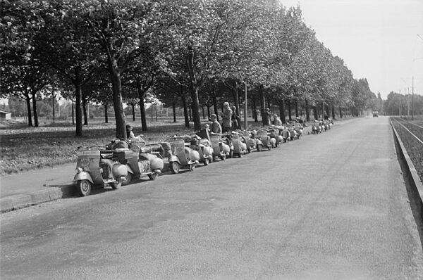 Vespas am Straßenrand
