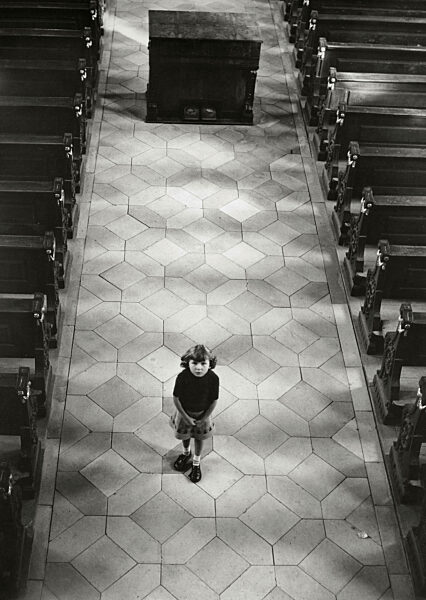 Mädchen in einer Kirche, 1956