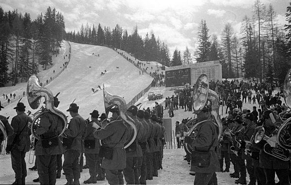 Musikkapelle am Rande einer Piste, 1970