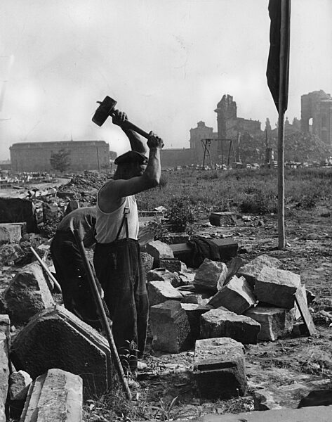 Arbeiter zertrümmern Mauerwerk, 1956