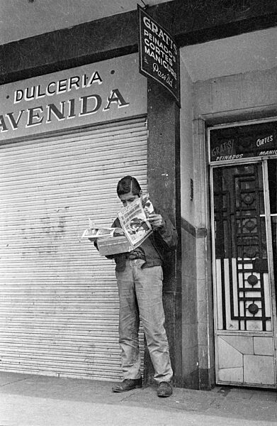 Zeitungsleser auf einem Gehweg in Mexico City, 1970