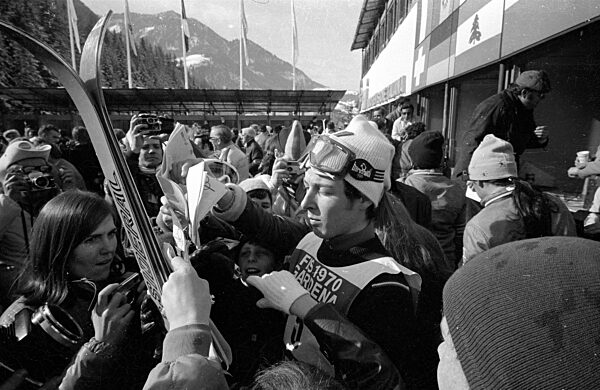 Fans belagern einen der teilnehmenden Sportler, 1970