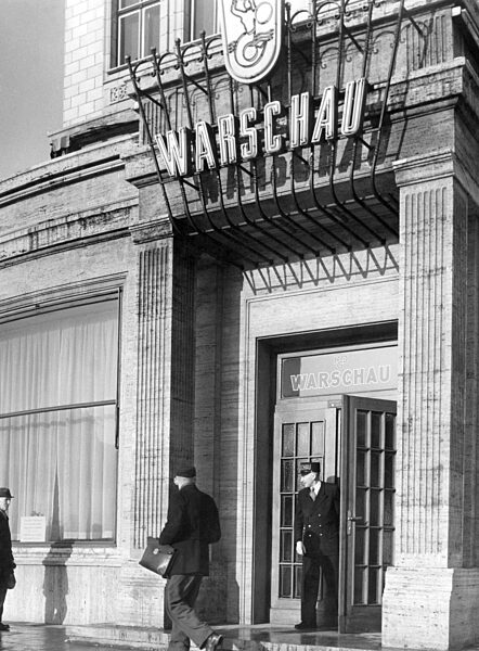 Cafe "Warschau" in Ostberlin, 1955