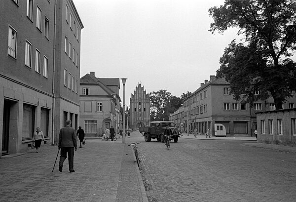 Straßenszene in Neubrandenburg, 1963
