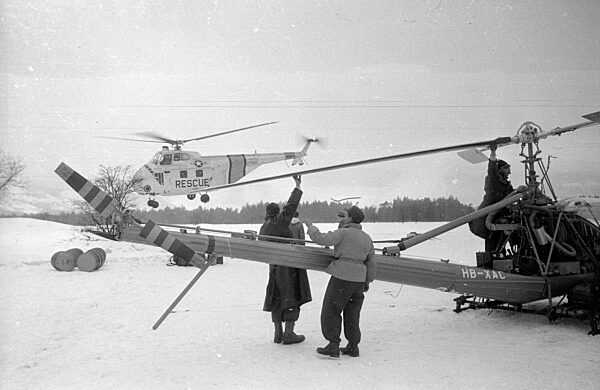 Rettungshubschrauber im Einsatz nach Lawinenkatastrophe in Vorarlberg, 1954
