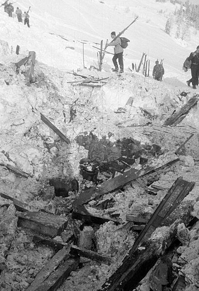 Überreste eines zerstörten Hauses bei Blons nach den Lawinenabgängen, 1954