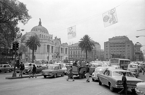 Stau im historischen Zentrum von Mexico City, 1970