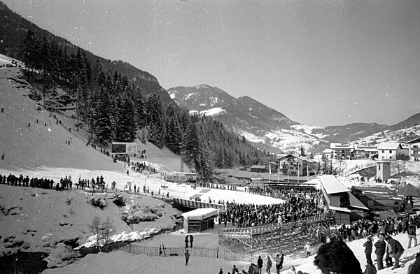 Blick auf eine der Pisten der Alpinen Skiweltmeisterschaft in Gröden, 1970