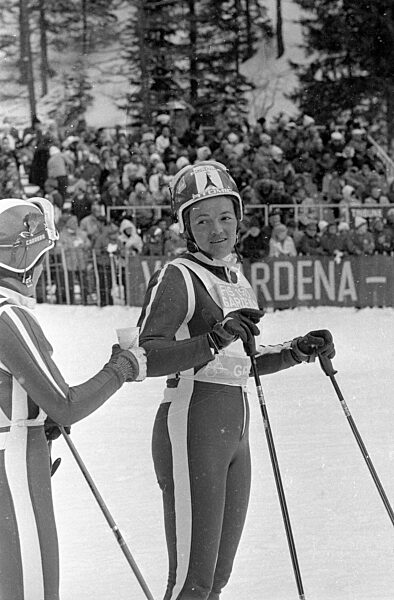 Skisportlerinnen im Zielbereich einer Piste, 1970