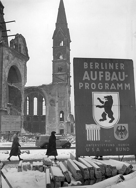 Plakat auf dem Kurfürstendamm, 1956