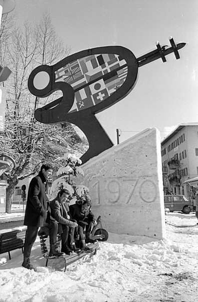 Logo der Alpinen Skiweltmeisterschaft in Gröden als Skulptur, 1970