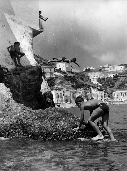 Jungen spielen im Meer auf der Insel Ponza