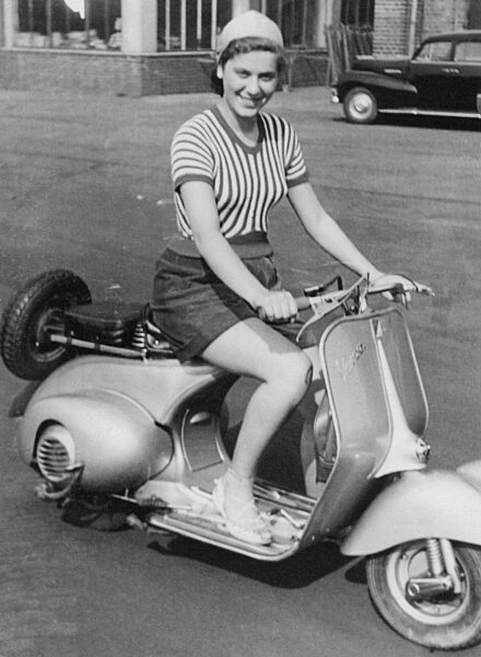 Frau auf Vespa