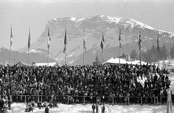 Blick auf eine vollbesetzte Zuschauertribüne, 1970