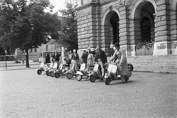 Vespafahrer auf einem Platz in Augsburg