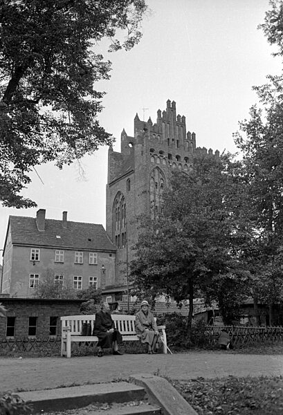 Blick auf das Treptower Tor in Neubrandenburg, 1963