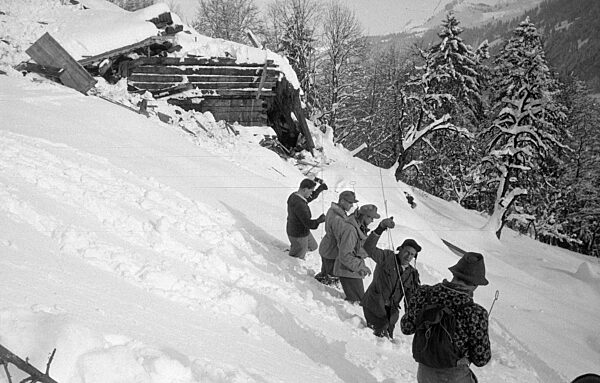 Ein Rettungstrupp sucht mit Sonden nach Überlebenden der Lawinenkatastrophe in Blons, 1954