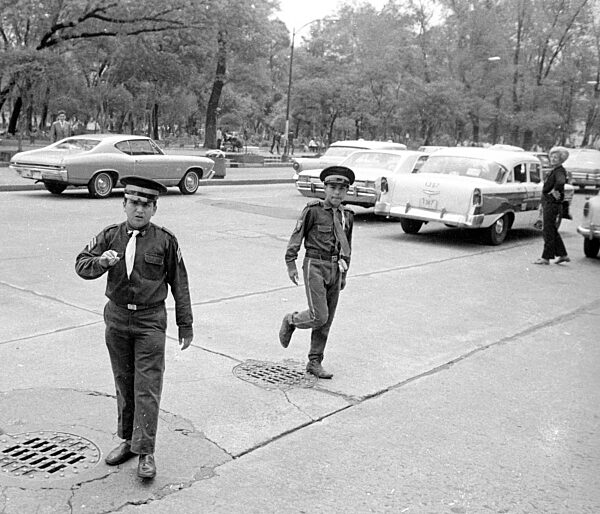 Kinder als Hilfspolizisten regeln den Verkehr in Mexico City, 1970