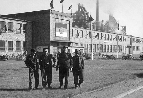 Arbeiter vor einem Industriewerk in Stalinstadt, 1959