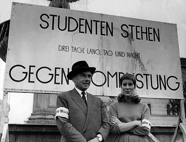 Erich Kästner demonstriert gegen Atomrüstung, 1958