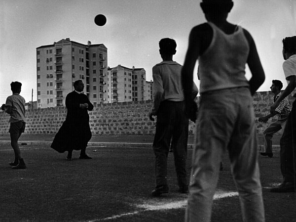 Jugendliche beim Ballspielen in Rom