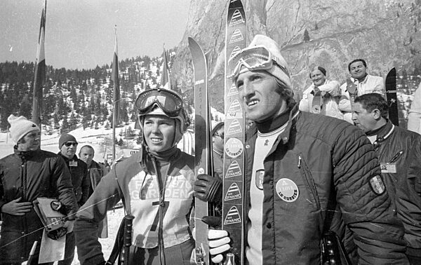 Teilnehmer schauen gespannt zu einer Piste hinauf, 1970