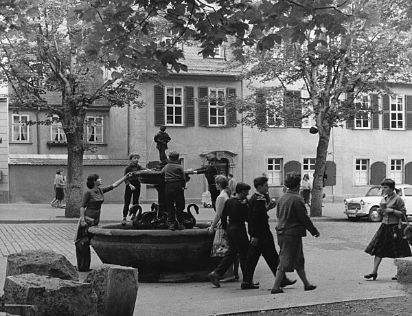 Schillerhaus mit Gänsemännchen-Brunnen in Weimar, 1959