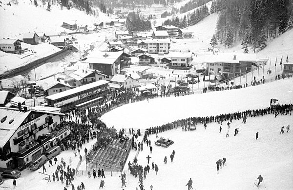 Blick auf eine der Pisten bei der Alpinen Skiweltmeisterschaft in Gröden, 1970