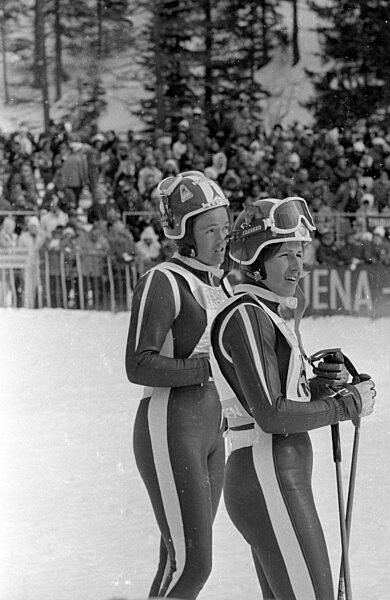Skisportlerinnen im Zielbereich einer Piste, 1970