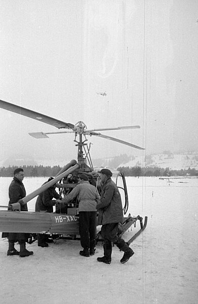 Rettungshubschrauber im Einsatz nach Lawinenkatastrophe in Vorarlberg, 1954