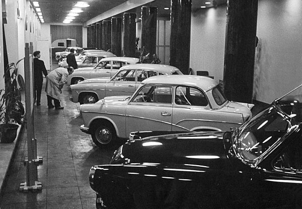 Trabant und Wartburg in einem Ostberliner Autosalon, 1957