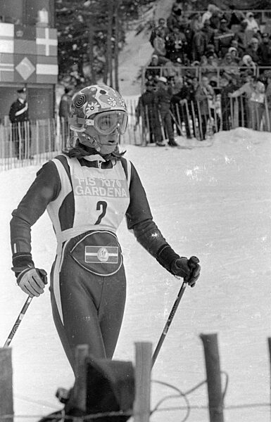 Skisportlerin im Zielbereich einer Piste, 1970