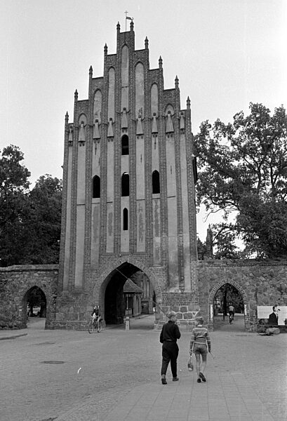 Stadtseite des Stargader Tores in Neubrandenburg, 1963