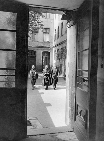 Helene Weigel, ihre Tochter Barbara und Rudi Engel im Hof von Bert Brechts Haus in Ostberlin, 1956