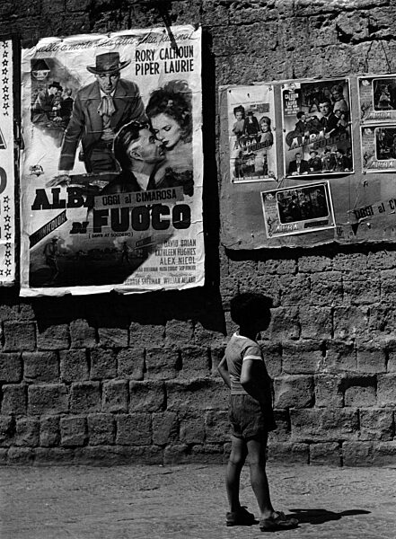 Junge vor Filmplakaten