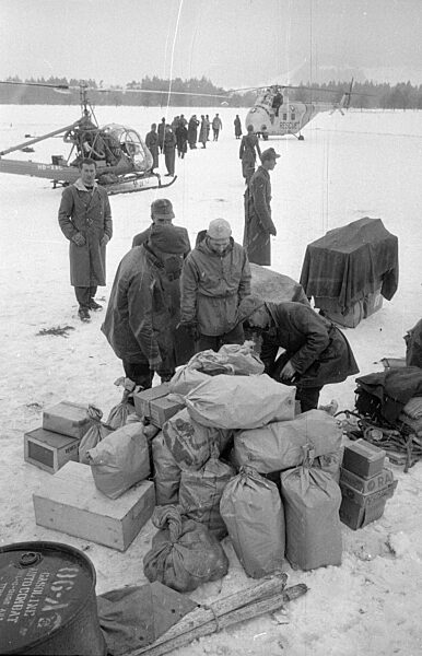 Rettungshubschrauber im Einsatz nach Lawinenkatastrophe in Vorarlberg, 1954