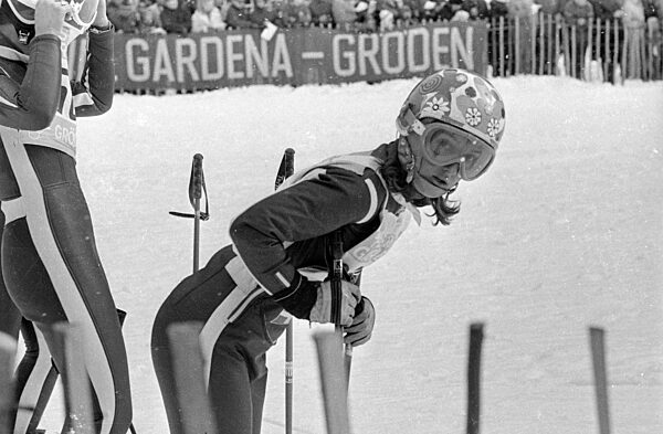 Skisportlerin im Zielbereich einer Piste, 1970