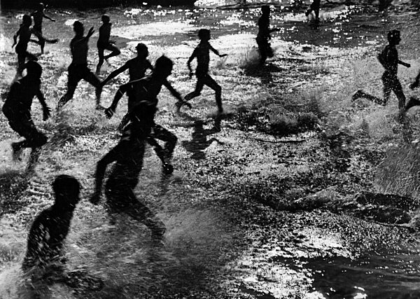 Kinder spielen im Meer auf der Insel Ponza