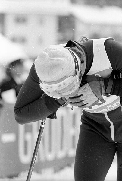 Erschöpfter Skisportler bei der Alpinen Skiweltmeisterschaft in Gröden, 1970