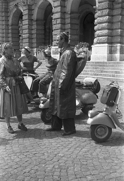 Gespräch unter Vespa-Fahrern
