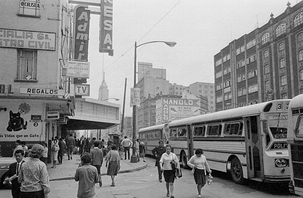 Straßenszene in Mexico City, 1970
