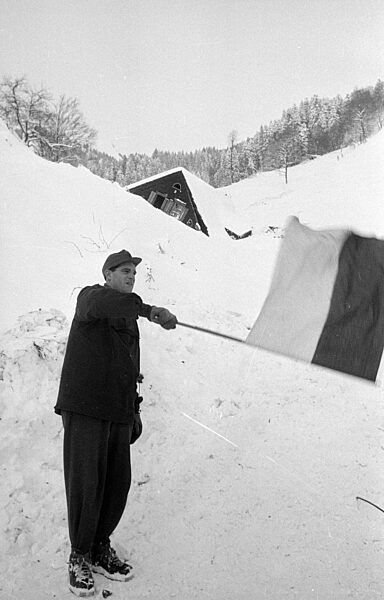 Helfer in Blons gibt Signale mit einer Signalflagge, 1954