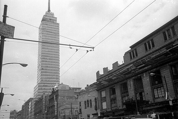 Blick auf die Torre Latinoamericana in Mexico City, 1970