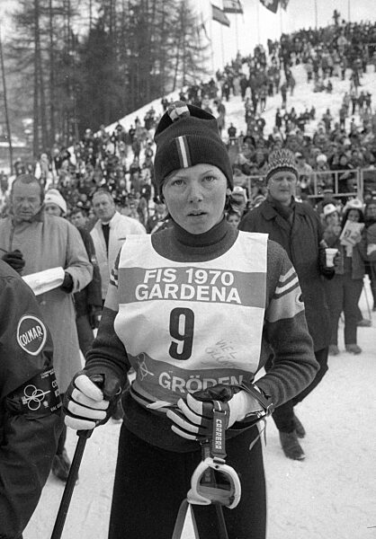 Österreichische Skisportlerin im Zielbereich, 1970