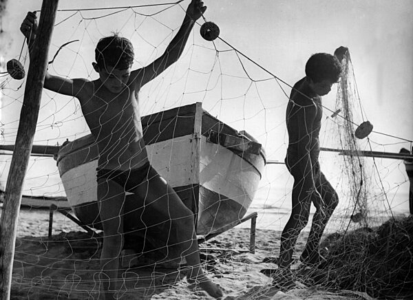 Jungen mit Fischernetzen in Italien