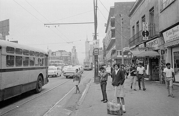Straßenszene in Mexico City, 1970