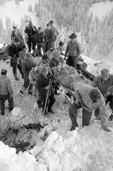 Rettungstrupp bei der Bergung eines Verschütteten nach Lawinenabgängen bei Blons, 1954