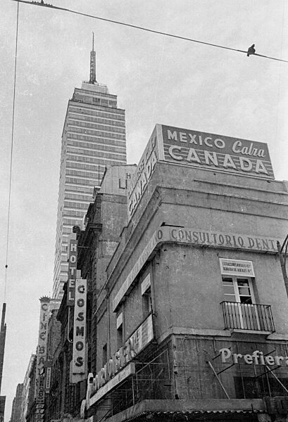 Blick auf die Torre Latinoamericana in Mexico City, 1970